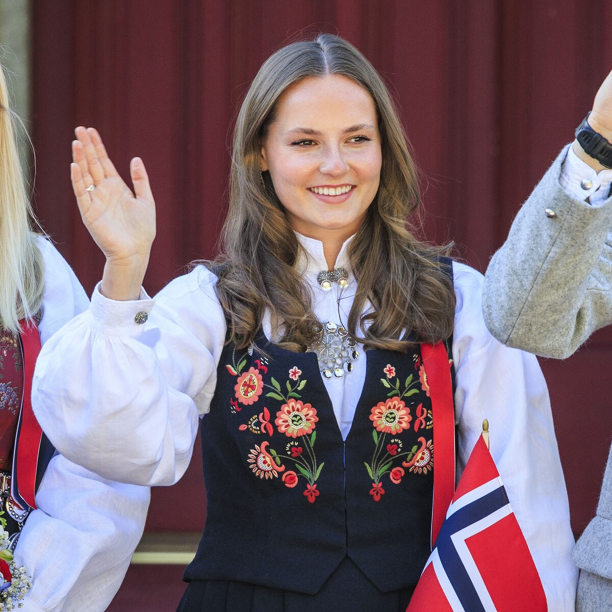 ノルウェーのハーラル5世国王、孫娘イングリッド・アレクサンドラ王女の留学に対する批判に反論