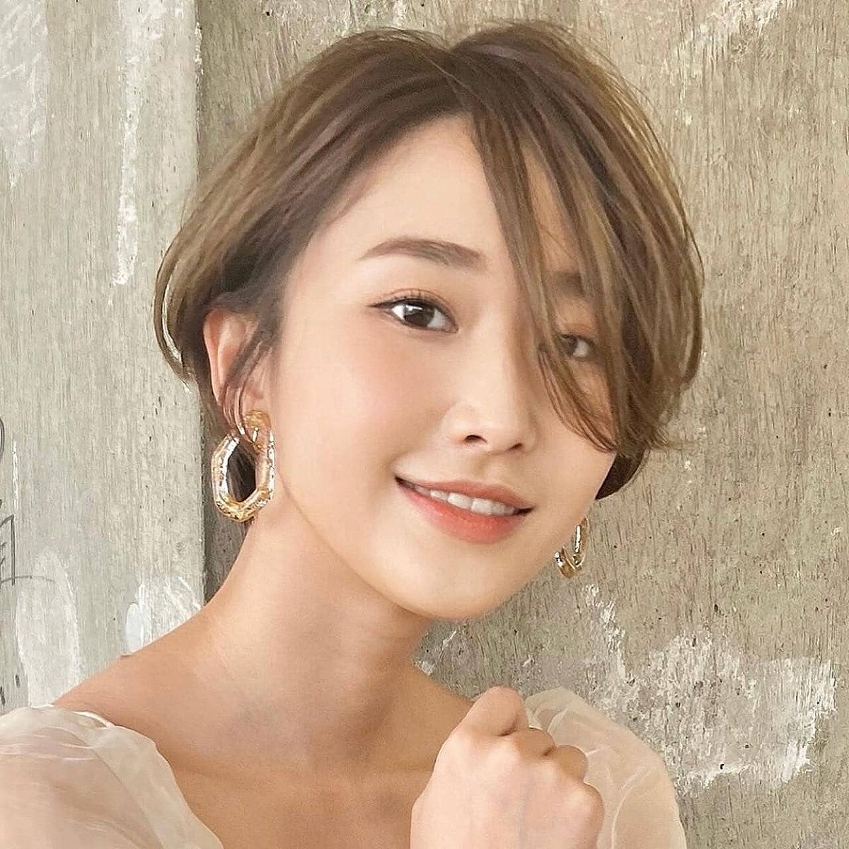 軽やかで小顔感たっぷり。大人の魅力を引き出しつつ若返りを叶える【最旬ショートヘア】