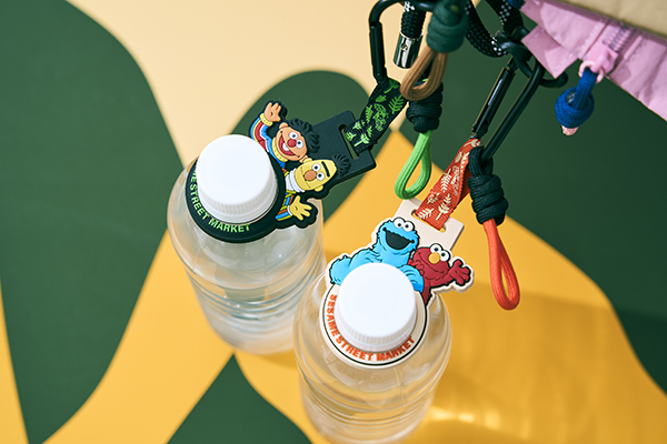 ハンズフリーになる「ペットボトルホルダー」が超便利!セサミストリートマーケットの新作が夏に大活躍の予感