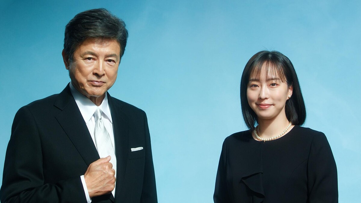 夏の暑さでも爽やかな三浦さんと石川さん、その理由は。“清涼感と、上質感”のある「洋服の青山」のサマーフォーマルを着用