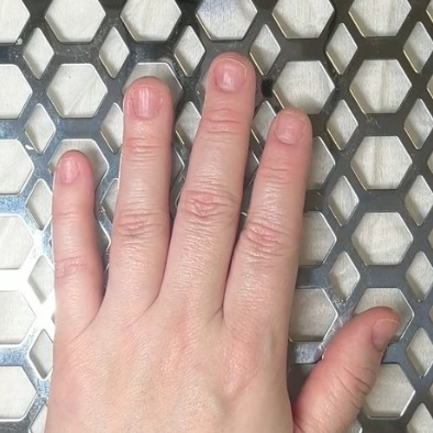 コンプレックスになりがちな”チビ爪”、ネイルでの長さ出しテクニックに驚愕…細くかわいく仕上げるコツをプロが伝授