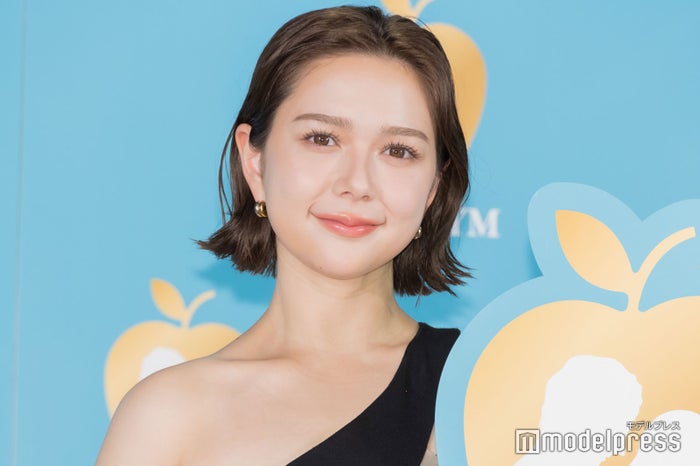 村重杏奈、ワンショル私服で美デコルテ大胆開放「ヘルシーで素敵」「オシャレ」の声