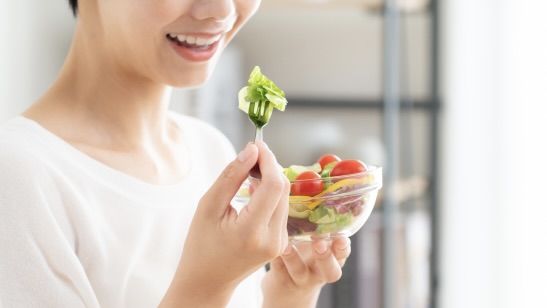 お昼はおにぎり1つにたっぷりサラダ。健康意識が高い中高年女性ほど、栄養が偏りエネルギー不足に!管理栄養士が教える追加の1品は…