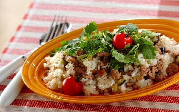 【香草でパンチを効かせて】ひき肉×エスニックの人気レシピ7選〜主菜も主食も夏の新定番になる