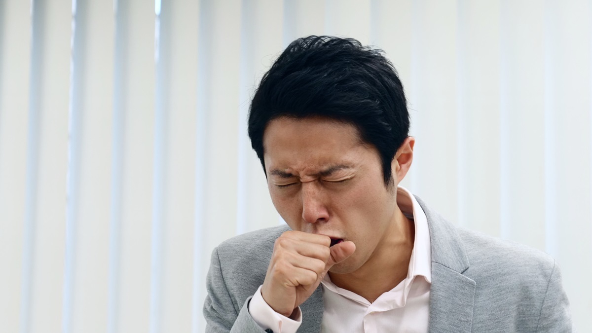 「2週間以上続く咳」は結核の可能性…風邪との違いは? 年間1万人罹患、カラオケやサウナでの集団感染例も