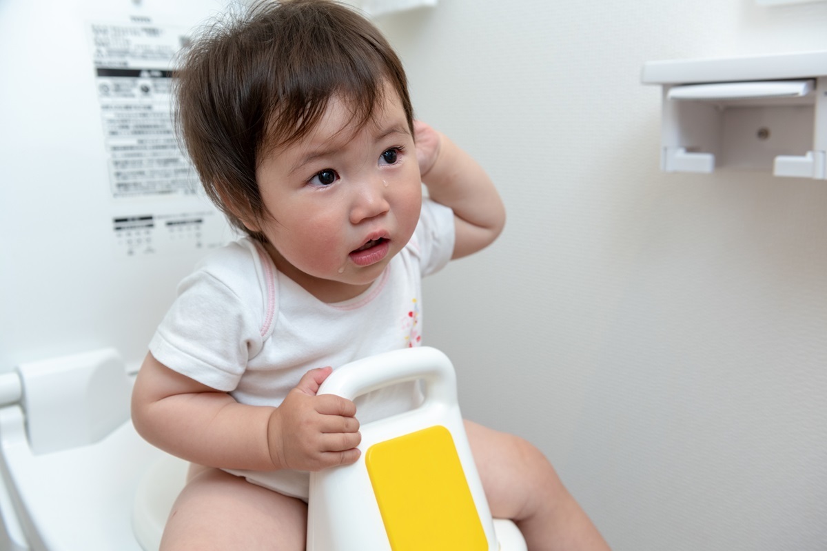 うんちをしながら泣く子も…子どもの便秘、どうなったら小児科に行ったほうがいい? 便通の見極め方と受診の目安