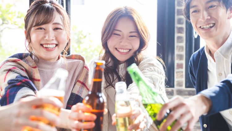 実は見られてる!男性が飲み会でチェックしている女性の行動とは…?