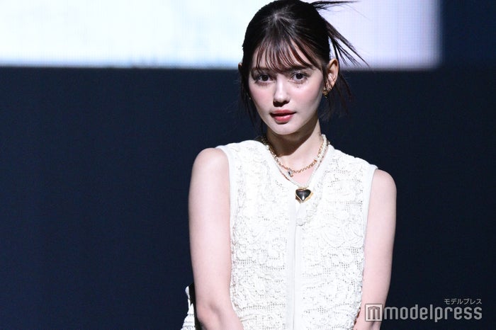 理科大卒モデル村上愛花、へそ出しコーデに熱視線「着こなしカッコイイ」「見惚れた」