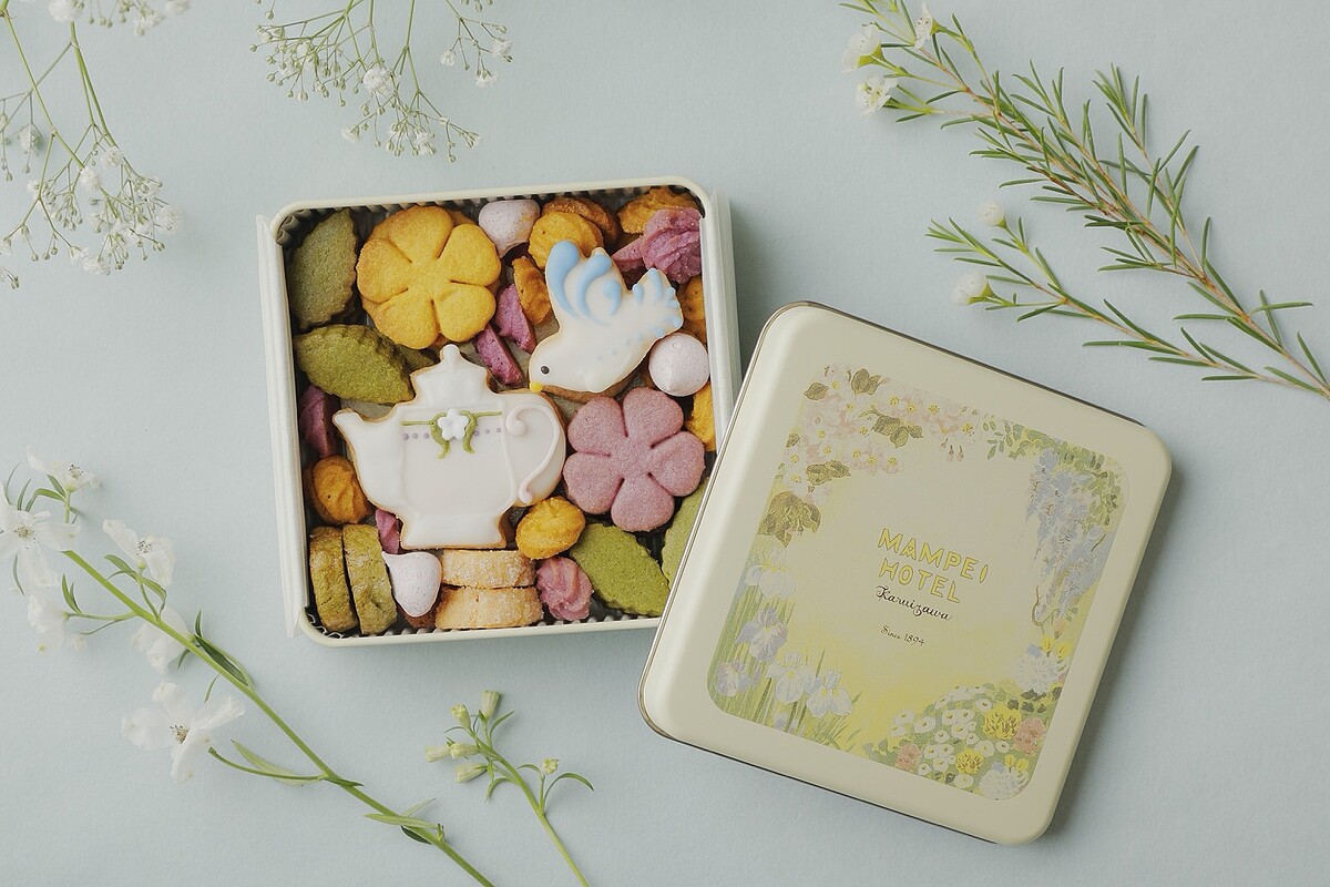 鳩やお花のデザインで華やかに♪自然の美しさを表現した「万平ホテルフラワークッキー缶」がステキ!