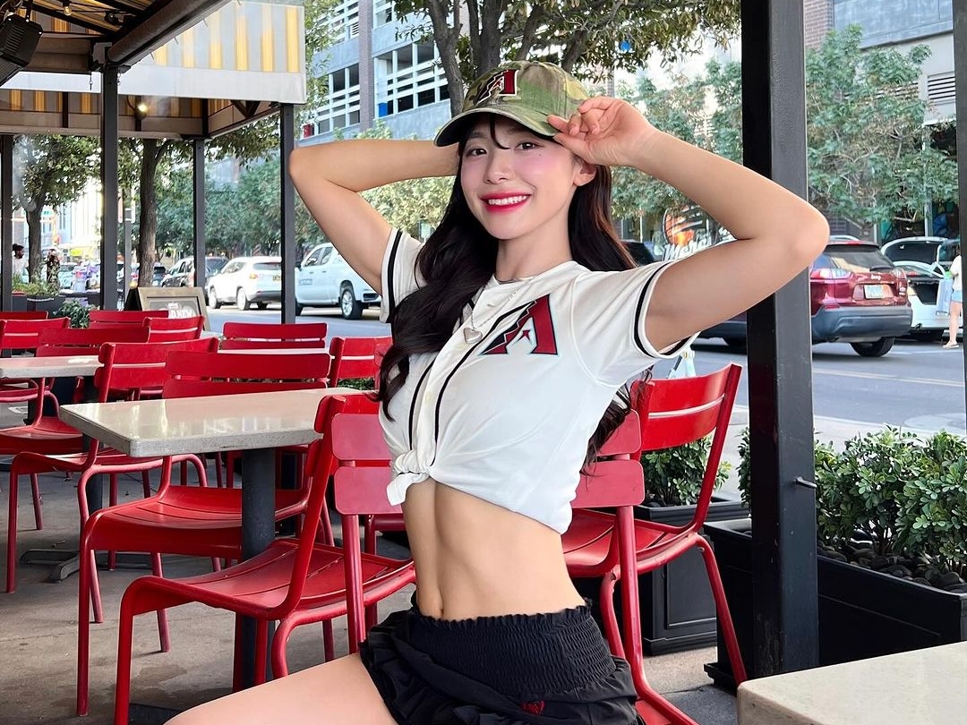 韓国人気チア、“そこ”に目が行く無防備キャミソール…細グラマーな圧巻スタイルでファンの視線強奪【PHOTO】