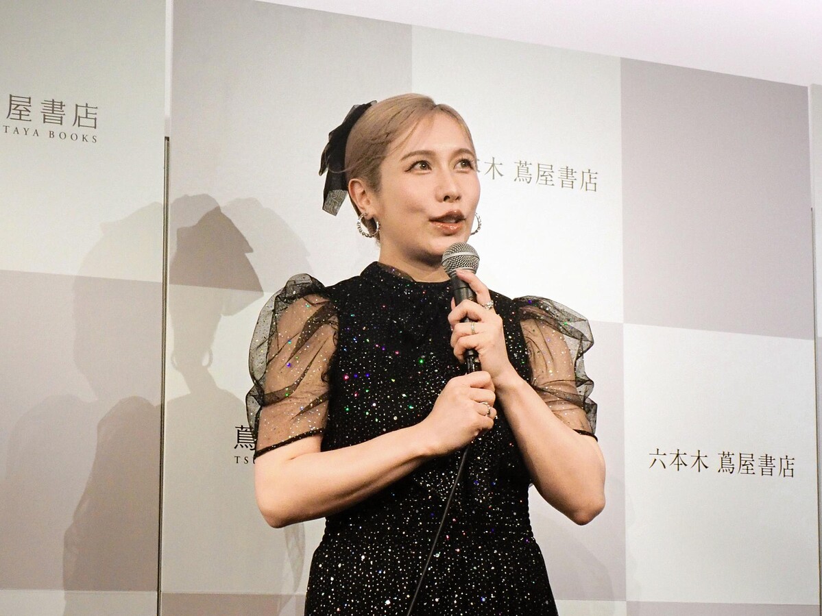 人気YouTuber、出産後初めて人前に登場 初エッセイ本で「けっこう波瀾万丈な人生」を明かす