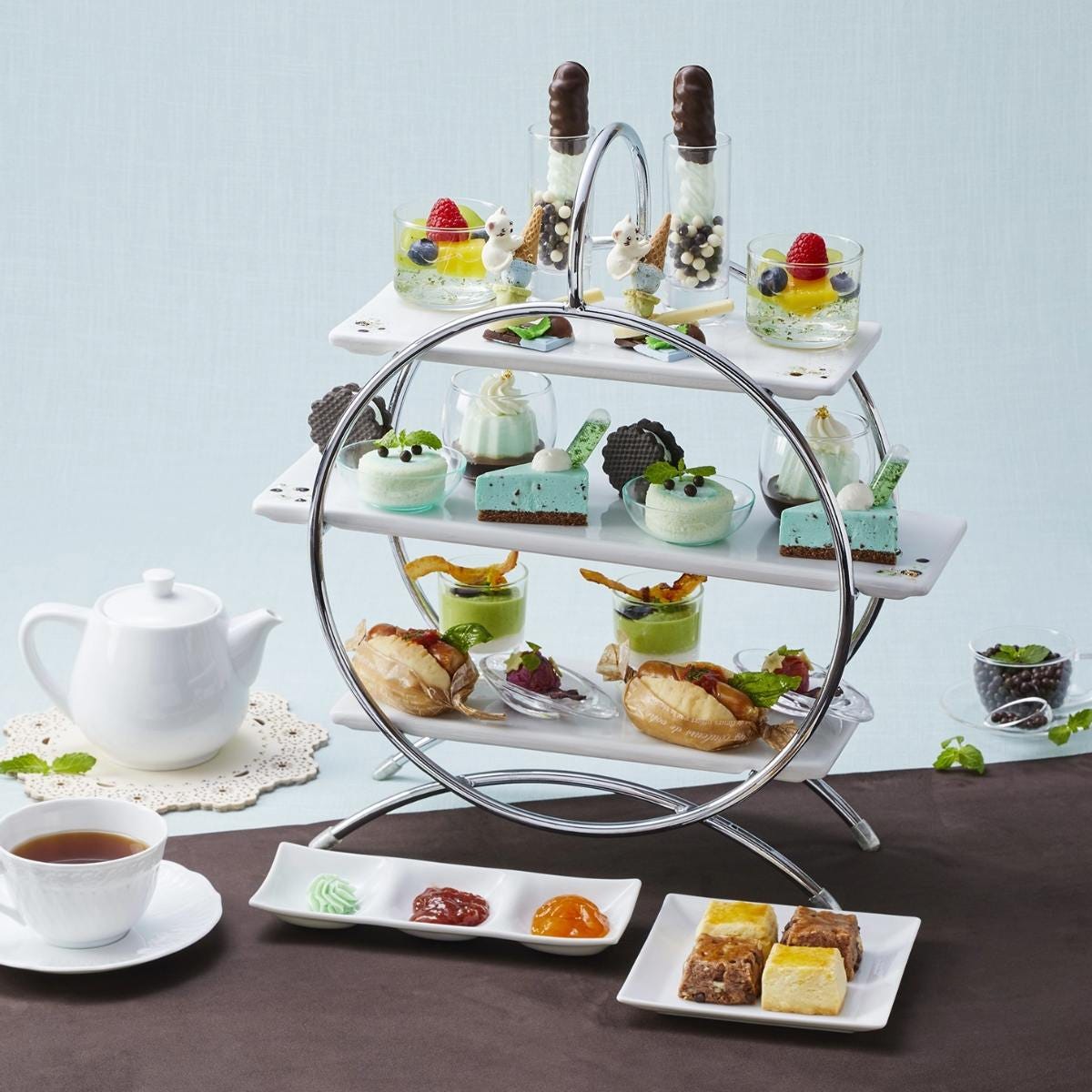 ロイヤルパークホテルから「チョコミントアフタヌーンティー」が登場。メレンゲ、ゼリー、ロールケーキなどチョコミント尽くし