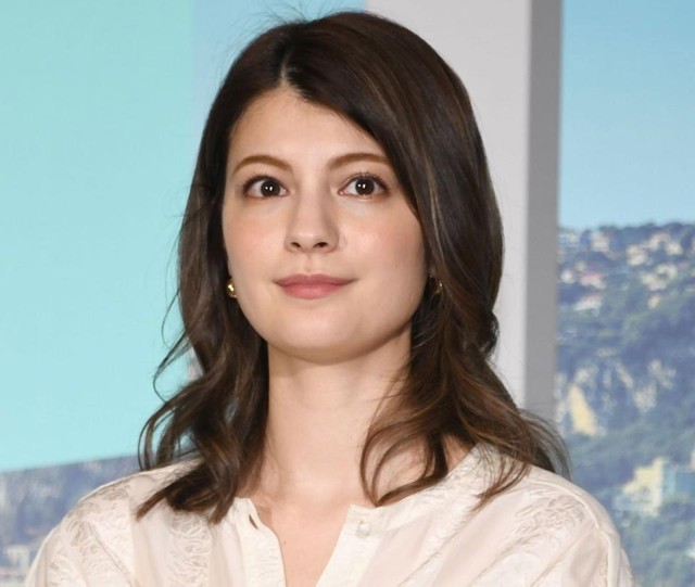 マギー、美背中見せ&大胆こんがり姿!海でちゃぷちゃぷバカンス WRC→クロアチアで夏休み