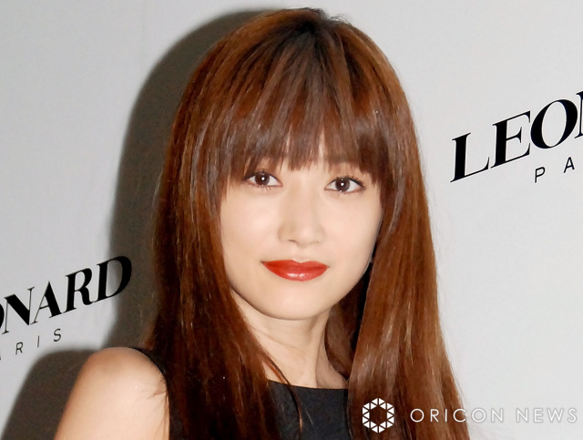 ヨンア、ミニ丈ワンピで美脚披露 “イケメン”息子とロンドン旅行を満喫「一生の思い出ですね」「お母さんが綺麗」