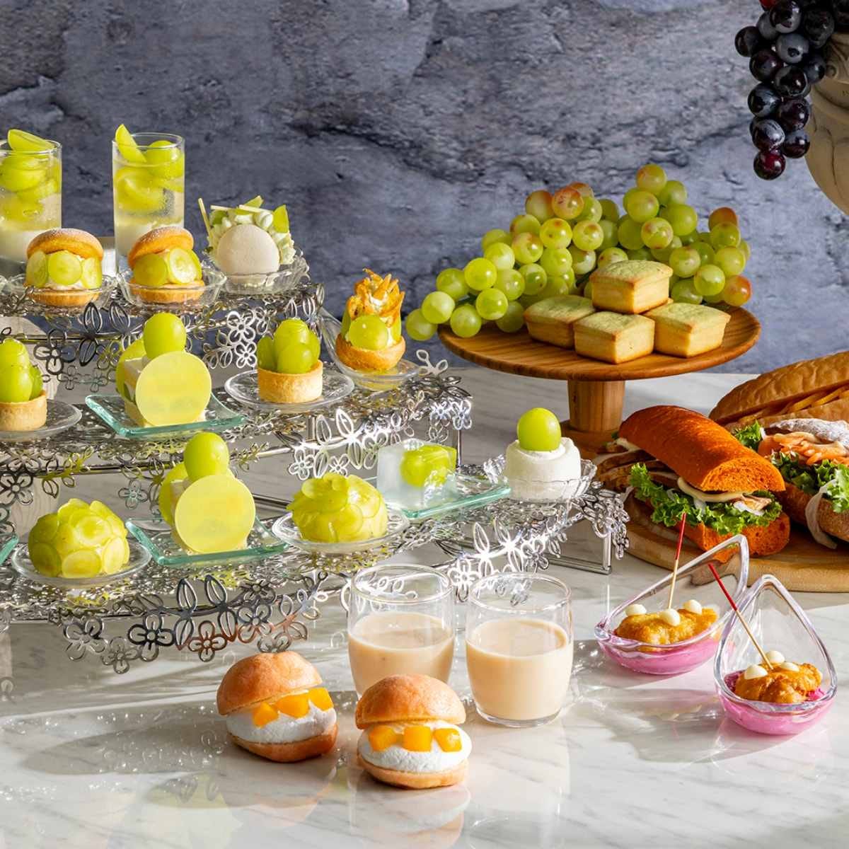 ヒルトン東京お台場の「シャインマスカットアフタヌーンティー」。タルトやテリーヌなどスイーツ9種に、桃を使ったセイボリーも