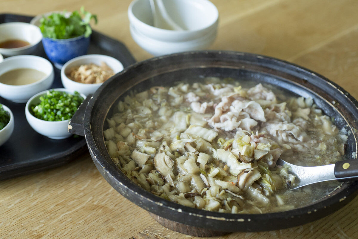 井上咲楽、台湾で感動した『酸菜/発酵白菜』を習う。絶品「酸菜白肉鍋」レシピも!