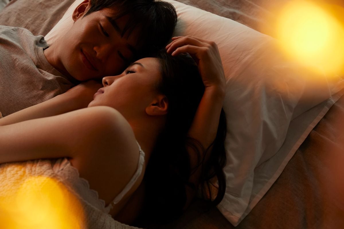 夫婦の営み「ある」既婚男女はいつの《タイミング》でしている?→1300人の“トップ回答”が生々しい