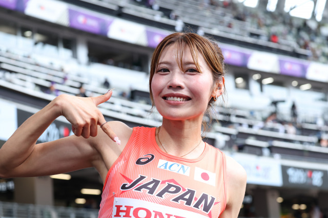 「モデルさんっ!?」「えぐ可愛すぎる」世界陸上“鬼滅の刃”ポーズの中島ひとみ、ブランド着こなし“美腹筋”に反響