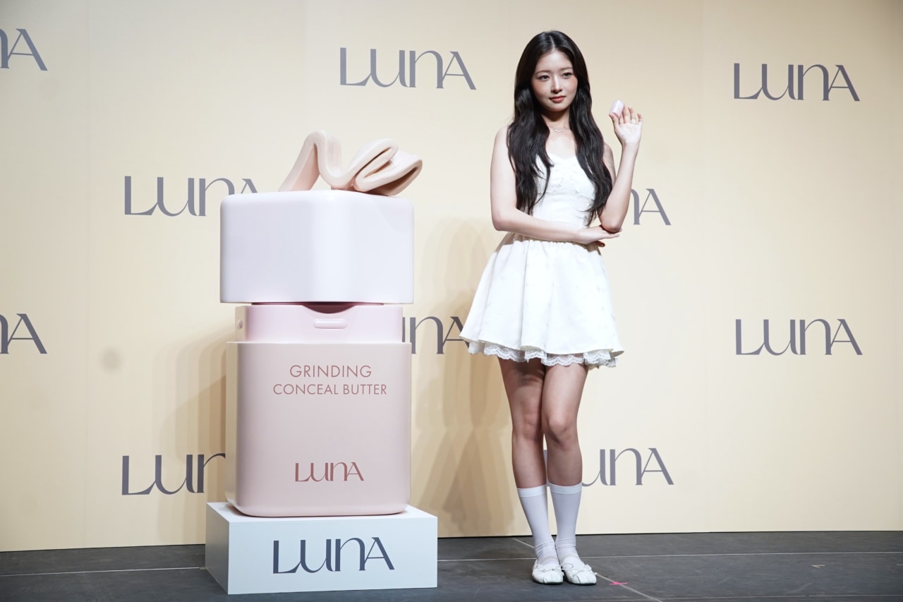 韓国コスメ「LUNA」アンバサダー、IVE REIが愛用コスメを公開! 新感覚“削り出すコンシーラー”のおすすめポイントを語る