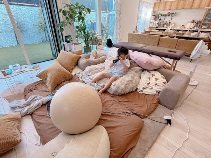 「寝れる時間は1時間ちょい」辻希美、広々リビングでの三男SHOT&“首と肩がやばい”近況を明かす