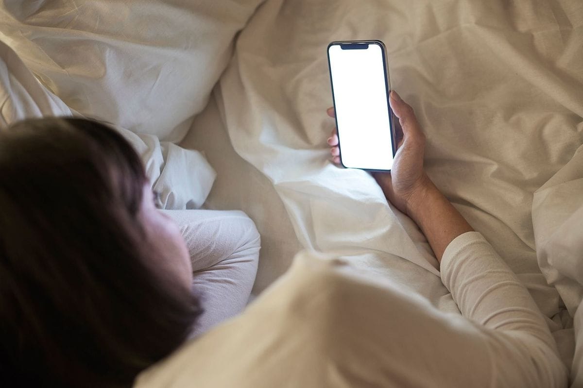 だからスパッと寝てスッキリ起きられる…無理なく「毎朝5時起きができる人」が寝る前にスマホを置く場所