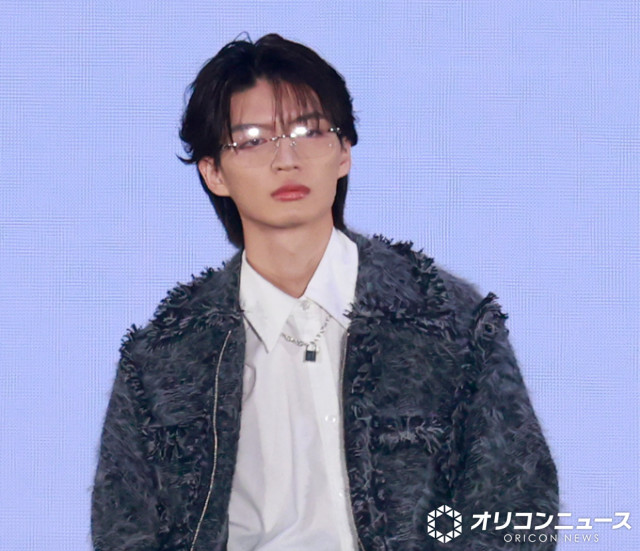 【ガルアワ】原因は自分にある。杢代和人、“リムレスを押し上げる仕草”に歓声 色気たっぷりランウェイ