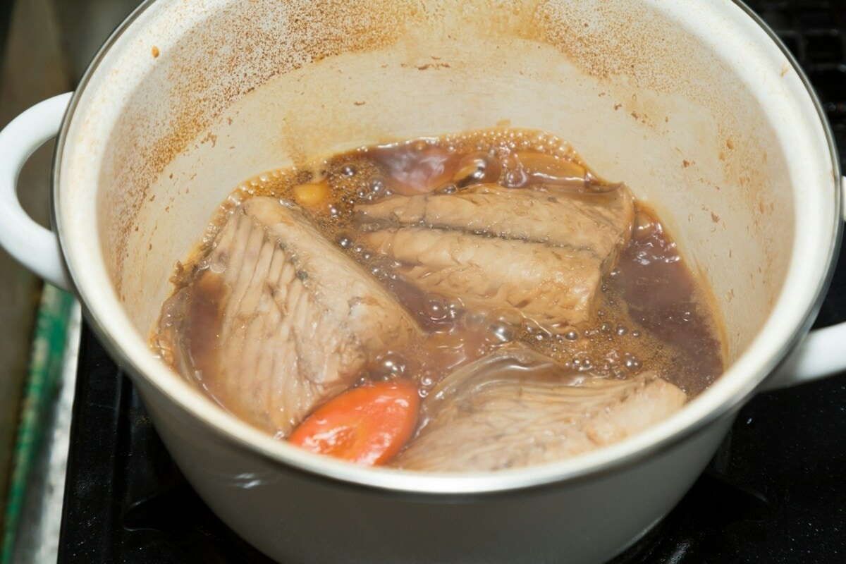 魚の煮つけ失敗した母→一口食べた息子の感想に「胸に矢が5本くらい刺さった」「おそろしい子⋯」【ママリ】