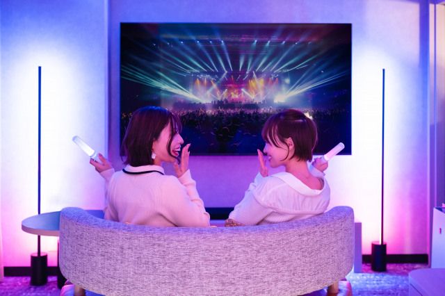 新宿プリンスホテルから「推し色クリスマスステイ」宿泊プラン登場 バルーンにパフェ、サイネージ演出で没入空間を彩る