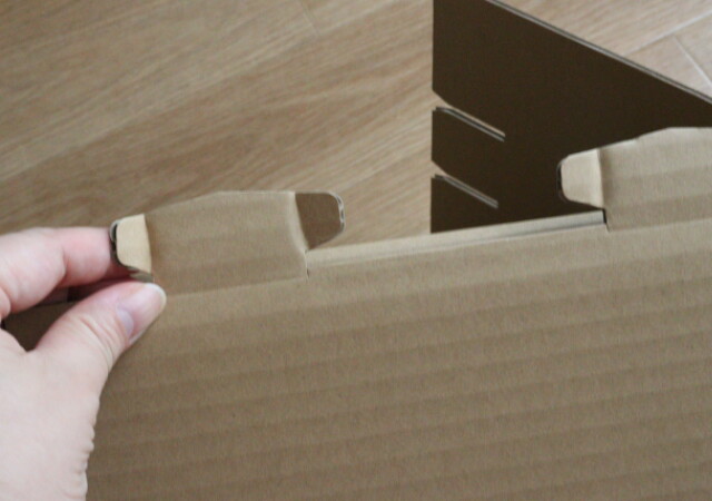 信用して良いんだよね?!「はじめはちょっと怖い…」段ボールを折って作る100均椅子