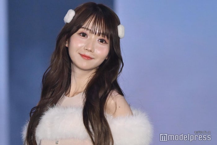 =LOVE大谷映美里、オフショルワンピで美デコルテ輝く あざと可愛いピンクコーデ【ガルアワ2025AW】