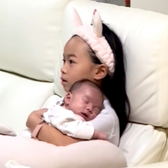 0歳弟を抱っこする7歳姉の姿が尊い「宝物が宝物を抱いてる」「将来良いお母さんになる」