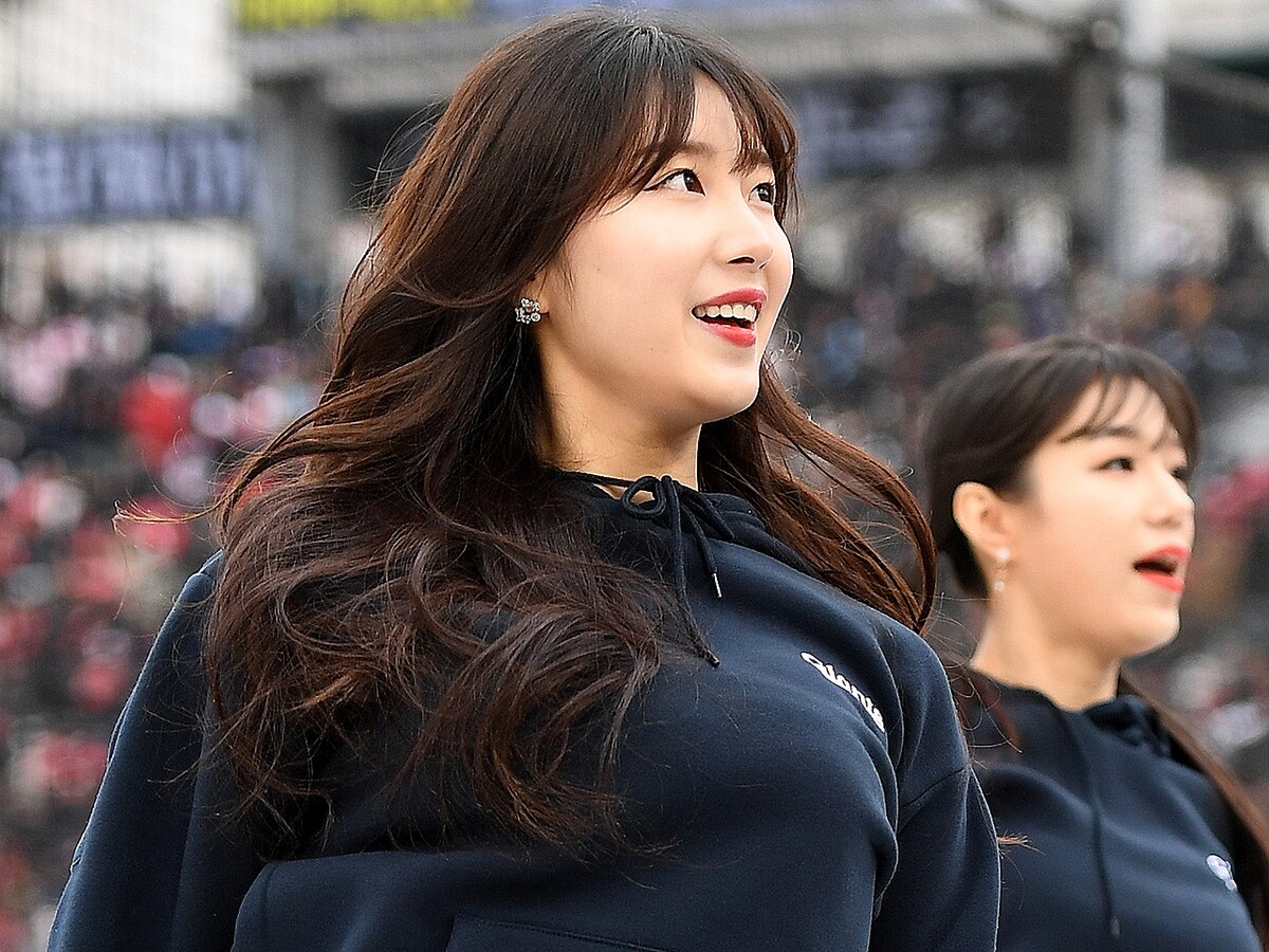 もはや“隠してる”だけ…韓国チアガール、布面積少なめスイムウェアのナイトプールSHOTにファン悶絶!【PHOTO】