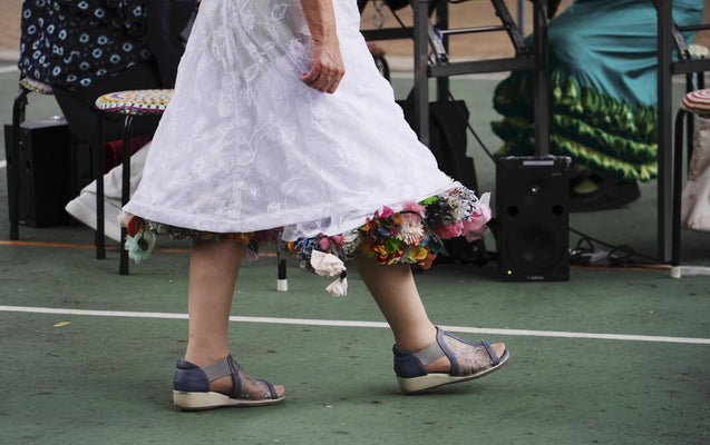 高齢女性ら手がける大阪・西成発ブランド…集会所で初ファッションショー、20〜90代がモデル