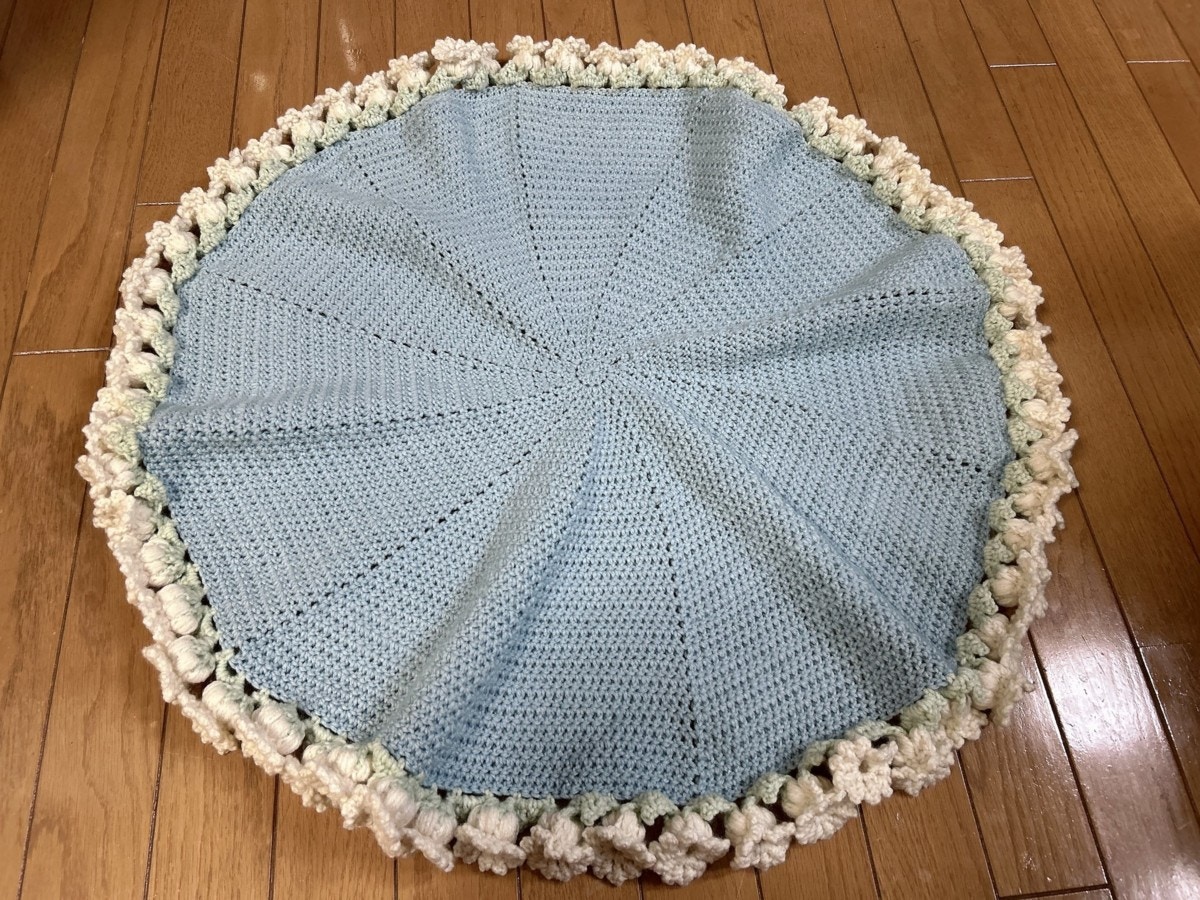 天才すぎる!たたむとキュンとくる見た目に♡→手作りブランケットに10万いいね「素敵」「編めたら最高」【ママリ】