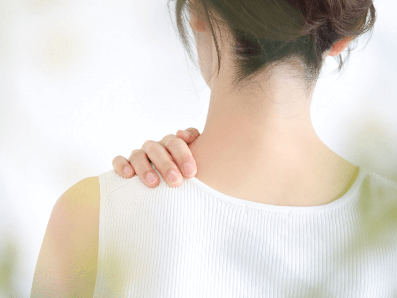 メイクもファッションもダイエットも意味なし!? 若くても確実に老けて見えてしまう「おブス姿勢」とは