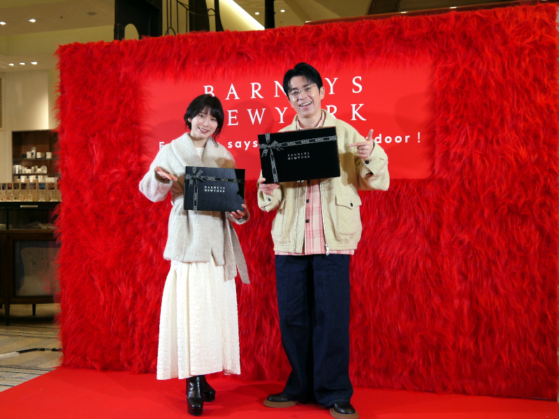 バーニーズ ニューヨーク銀座本店でホリデーギフト特別ポップアップを展開、松岡茉優さんと藤森慎吾さんがグッドギフト選び