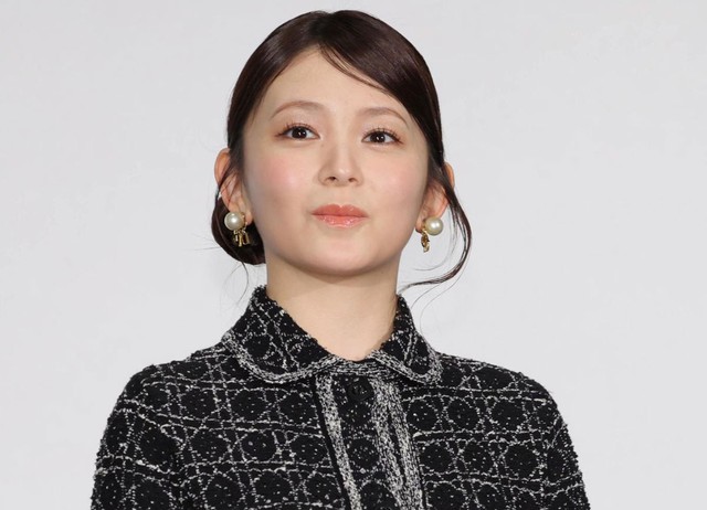 下からスリットに大人っぽさ 細身ワンピで際立つシルエット おめかしが「ハイレベル!」すぎる“りんくま”