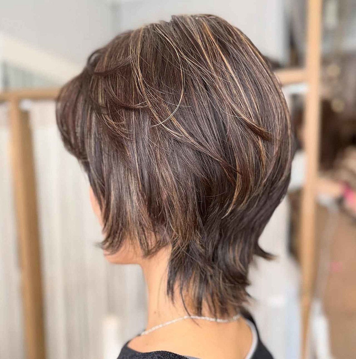 “こなれて楽ちん”な最強ヘア!?【40・50代】に推したい♡「白髪ぼかし × ウルフ」