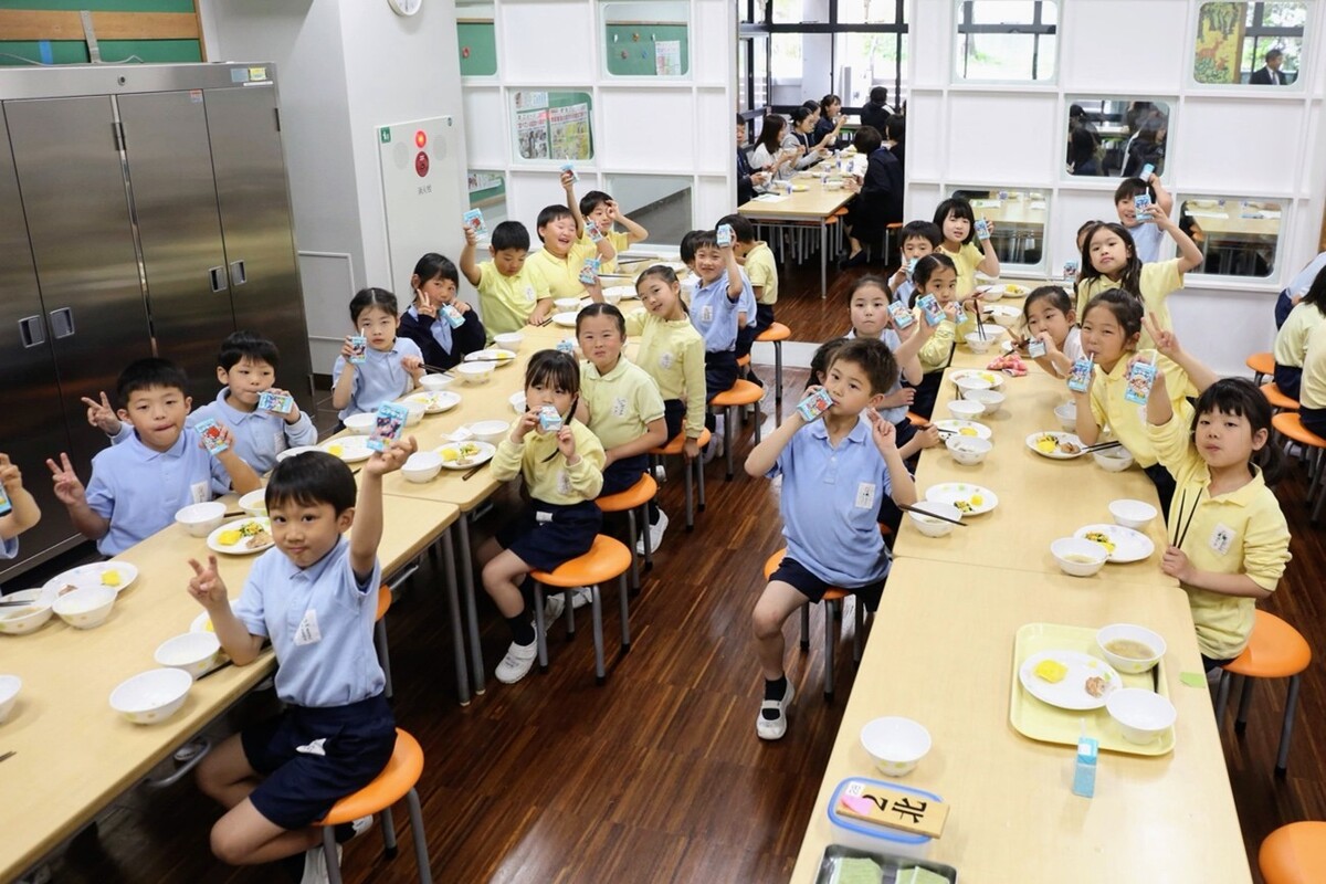 子ども健康飲料「キリン つよいぞ! ムテキッズ」が給食初導入 – 給食を通じた健康教育と免疫ケア授業を公開