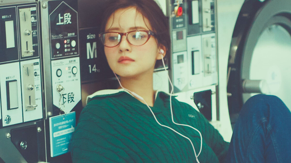 休日にはコインランドリーに出没♡ 金川紗耶が演じる「沼らせ乙女の日常」をお届け