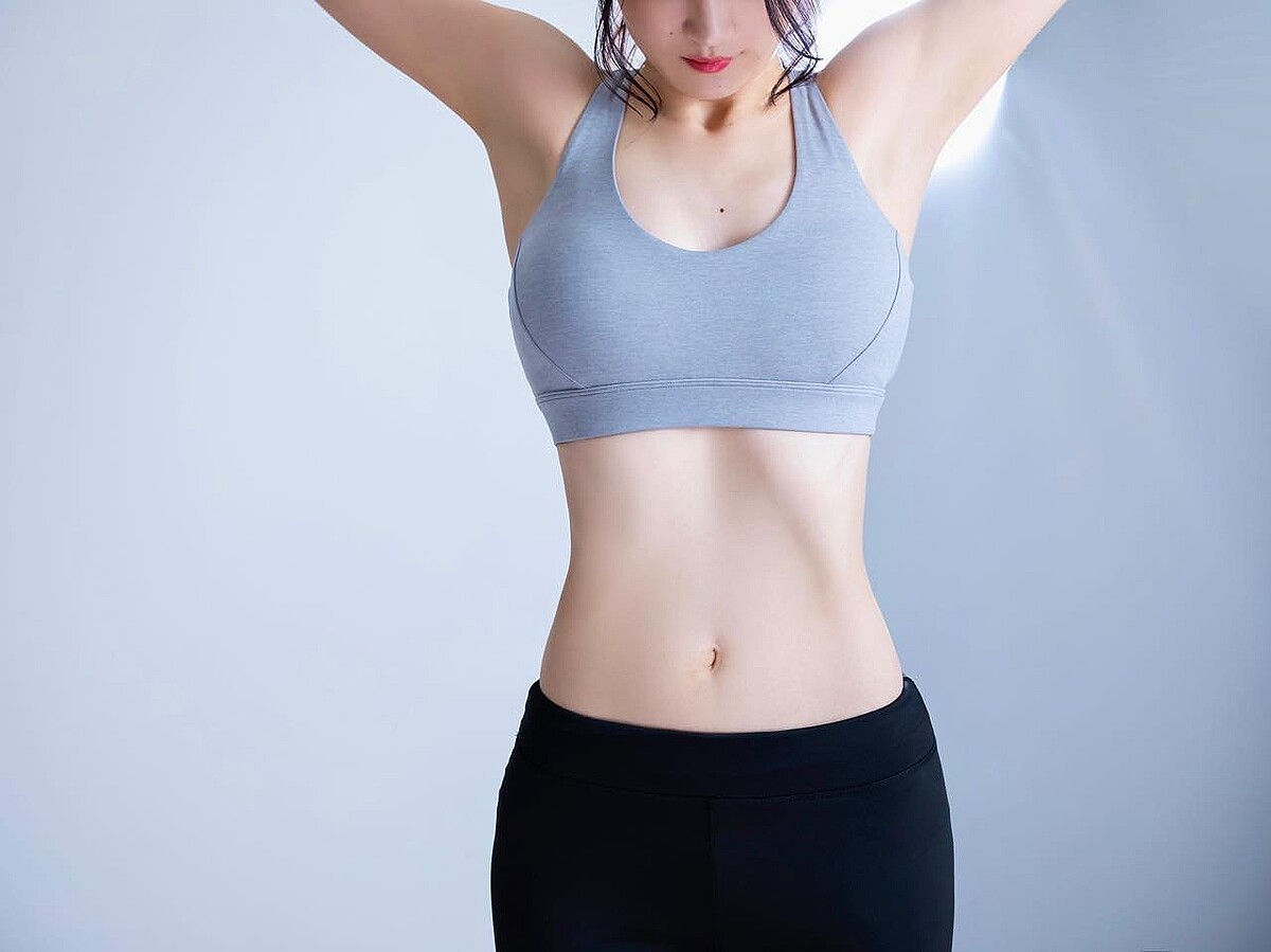 ぽっこりお腹を解消するなら。1日10回【続けるほど下腹が凹む】簡単習慣