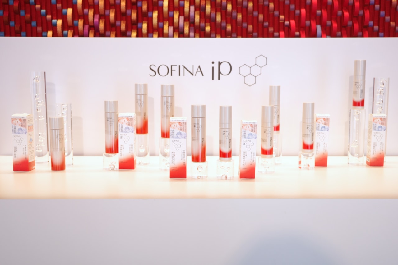 スマホ・PCを長時間使った後のお疲れ顔は“折り目ジワ”のせいかも……。SOFINA iPの新エイジング化粧液・乳液をスキンケア迷子に進めたい理由