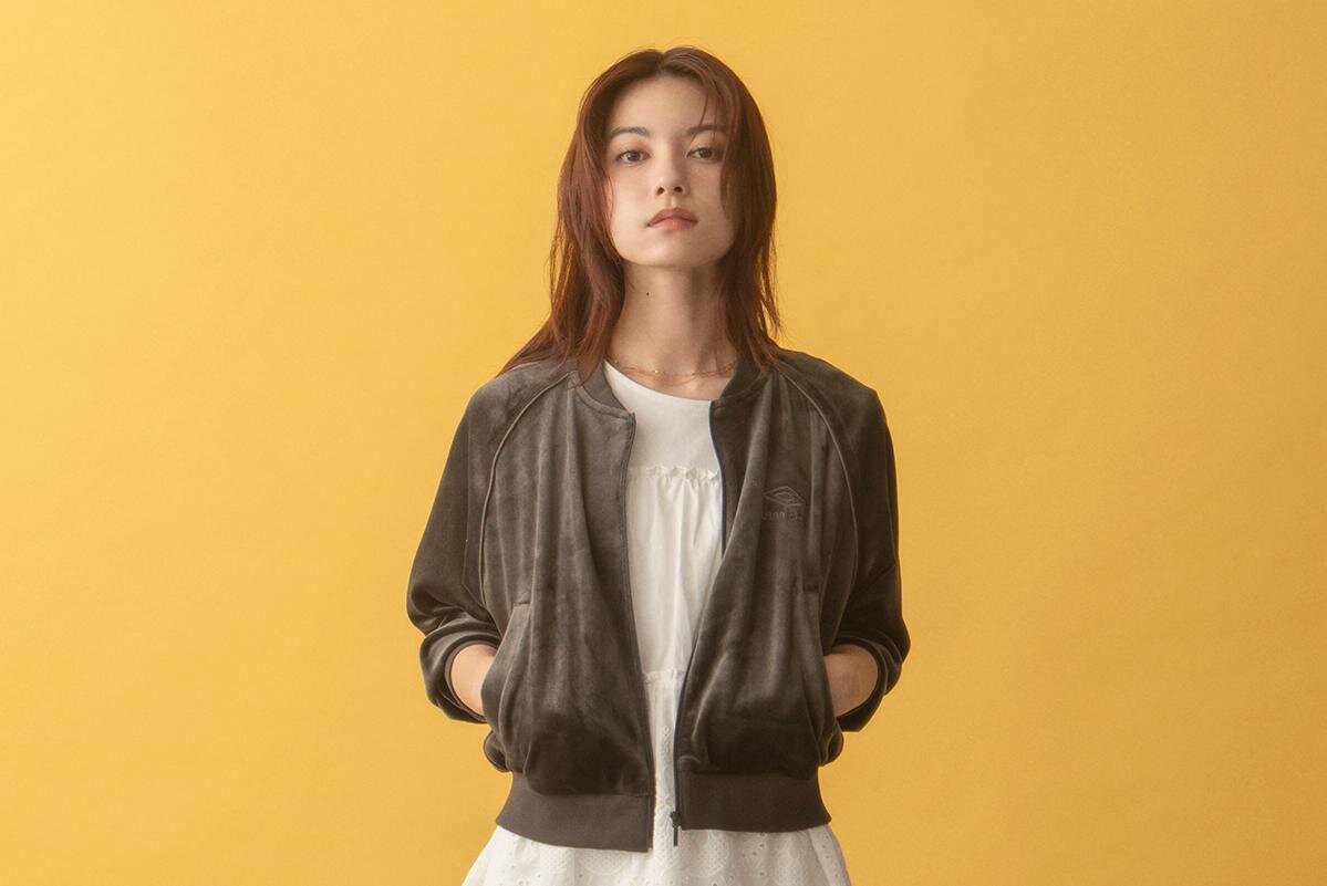 アンブロ×コヒナ“小柄な女性”向けスポーティウェア、ブルゾンやベロアジャケットをニュアンスカラーで