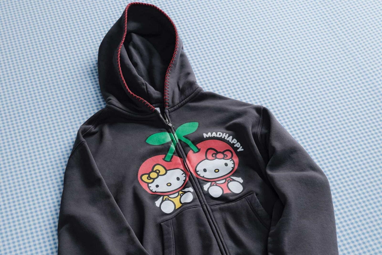 マッドハッピー「ハローキティ」チェリー姿のフーディー&”身支度キティ”のTシャツも